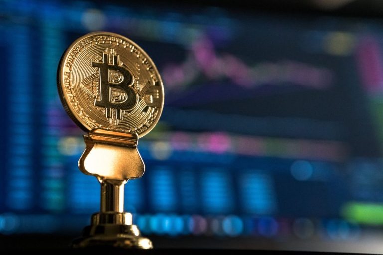 Bitcoin (BTC) Seems to be Decoupling from Stocks - Weiss Ratings 2