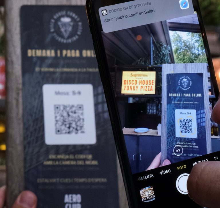 A client using his mobile phone scans a QR code to place an order of a pizza with its ingredientes through the "Funky Pay" app, which replaces waiters, at Funky Pizza restaurant in Palafrugell, near Girona, Costa Brava, Spain July 31, 2020. Picture taken July 31, 2020. REUTERS/Nacho Doce
